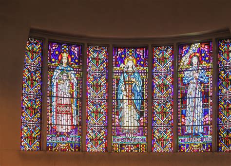 What Work Illustrates the Pinnacle of Stained-Glass Art: An Insight into the Splendor of Glass